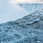 Der Wasserfall ist oben mit einer dicken Eisschicht bedeckt - auch wenn der Niagara-Fluss darunter noch fließt.