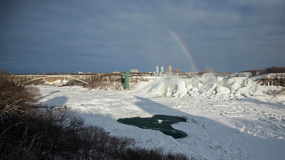 Sensationeller Anblick: Ein Regenbogen über den gefrorenen Niagara-Fällen.