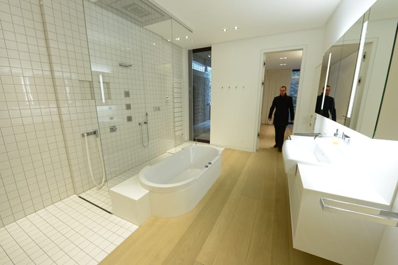 Bei den privaten Räumen wurde nicht gespart: das Badezimmer. Natürlich mit Regenwald-Dusche und Wasserfallbrause.