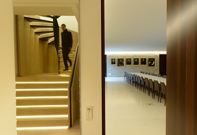 Einzeln beleuchtete Treppenstufen - eine der teuersten Varianten, ein Treppenhaus zu beleuchten.