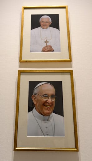 An der Wand auch Porträts von Papst Benedikt XVI. (oben) und Papst Franziskus. Der umstrittene Limburger Bischof soll mittlerweile eine Stelle im Vatikan innehaben.