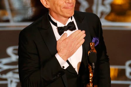 J.K. Simmons nimmt den Oscar als bester Nebendarsteller entgegen.