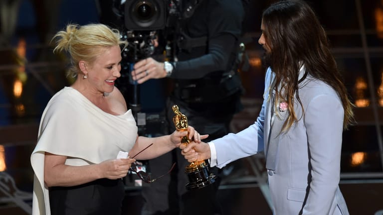 Patricia Arquette nahm ihre Auszeichnung für ihre Rolle als alleinerziehende Mutter in dem Film "Boyhood" von Jared Leto entgegen.
