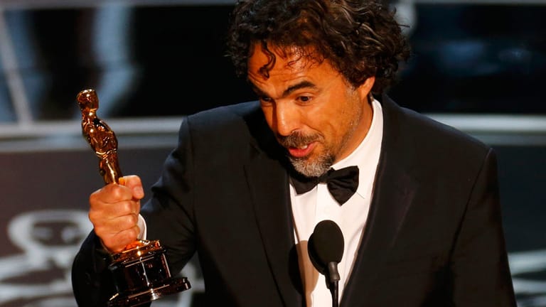 Den Oscar für die beste Regie geht an den mexikanischen Filmemacher Alejandro González Iñárritu für den Film "Birdman". Außerdem wurden für den Film auch die Oscars für das beste Originaldrehbuch, die beste Kamera und den besten Film vergeben.