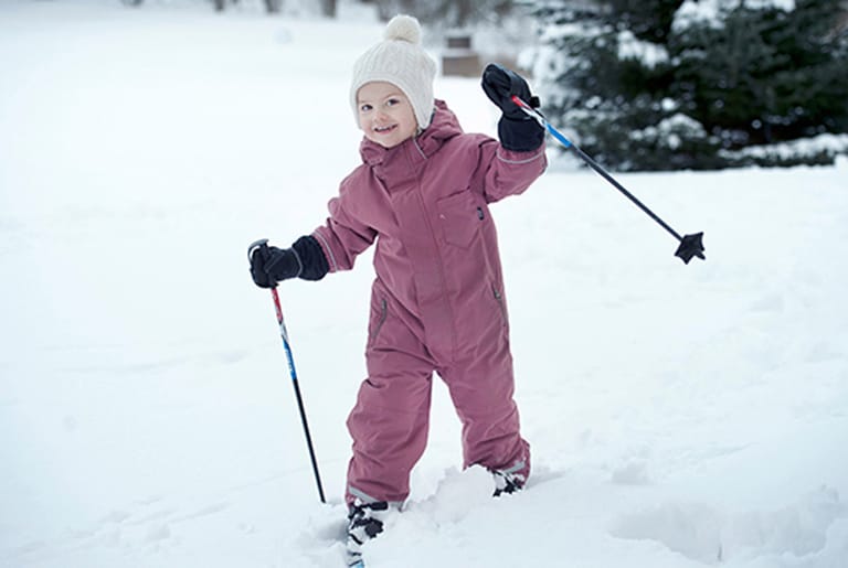 Ihren dritten Geburtstag am 23. Februar 2015 feiert Prinzessin Estelle im Schnee. Dabei hält sie sich allem Anschein nach auf Skiern schon ganz ordentlich.