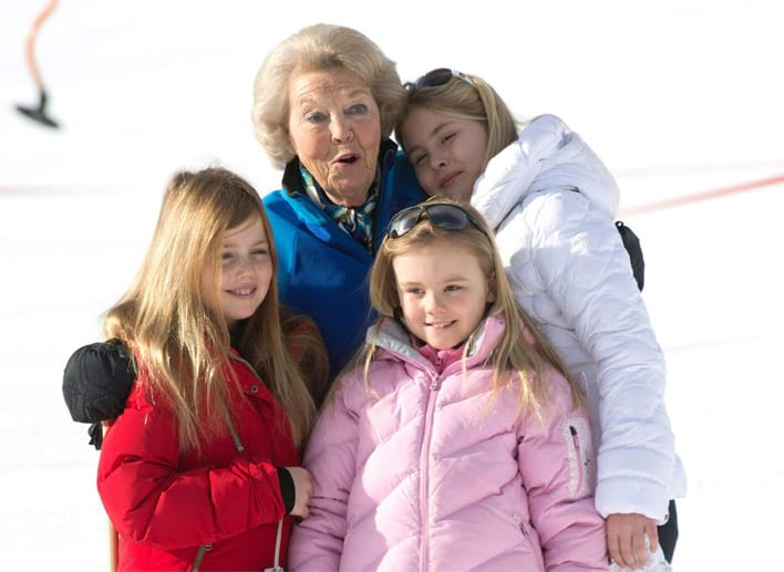 Der Winterurlaub im österreichischen Lech am Arlberg ist bei den niederländischen Royals Tradition. Das ist auch 2015 nicht anders. Beim Foto-Termin strahlten Prinzessin Beatrix und ihre drei Enkelinnen Alexia, Ariane und Catharina-Amalia (v. li.) um die Wette.