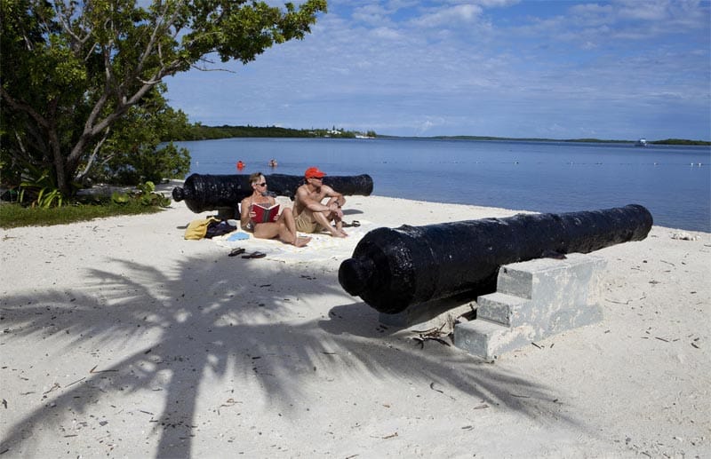 Auf Key Largo bietet sich der Cannon Beach zum Entspannen an. Seinen Namen trägt er wegen der Kanonen aus dem 17. Jahrhundert, die sowohl über als auch unter Wasser liegen.