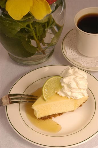 Egal in welchem Restaurant auf den Keys man speist - unbedingt Platz im Magen sollte man sich für den erfrischend süß-sauren Key Lime Pie aufheben, den "Offiziellen Staatskuchen Floridas". Sein Geschmack gehört zum Lebensgefühl der Florida Keys.