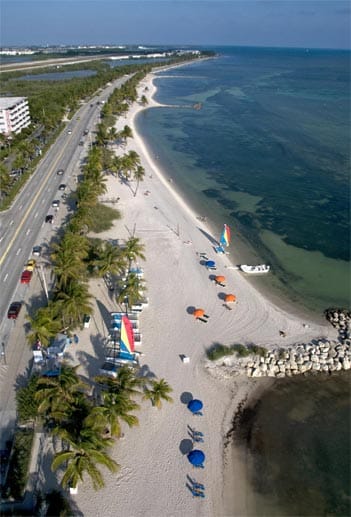 Doch auf Key West können Urlauber nicht nur shoppen, sondern auch relaxen: Hier sehen Sie eine Luftansicht von Smathers Beach.