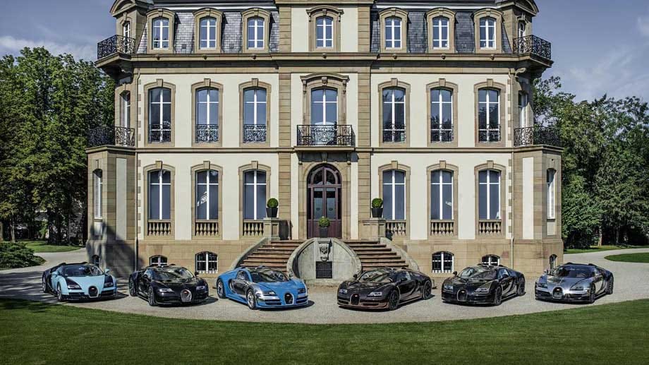 Selbstverständlich ließ Bugatti es sich auch nicht nehmen, alle sechs Sondereditionen noch einmal zusammenzuführen und auf einen Schlag zu zeigen. Gemeinsam haben diese sechs Autos einen Wert von etwa 14 Millionen Euro.