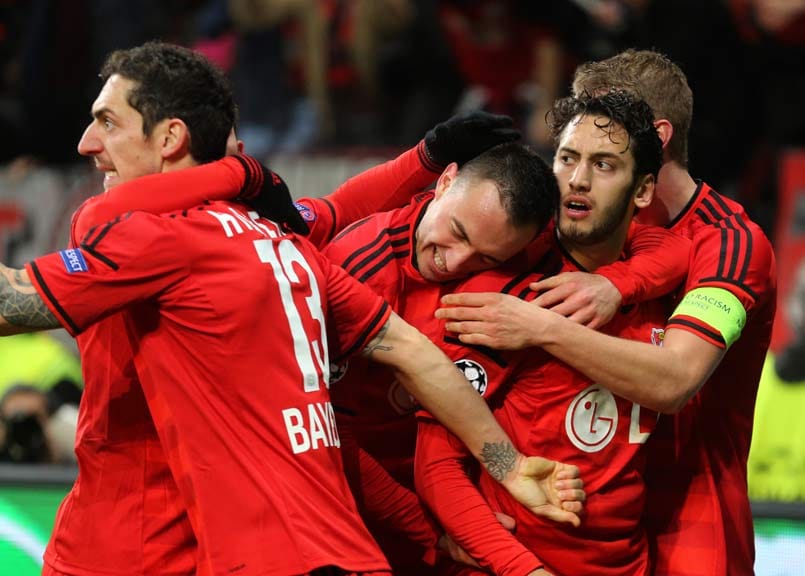 An dem Spielstand ändert dies aber nichts mehr. Bayer Leverkusen bringt die 1:0-Führung über die Zeit und erarbeitet sich so eine gute Ausgangsposition für das Achtelfinal-Rückspiel in Madrid (17.03.). An dem Spielstand ändert dies aber nichts mehr. Bayer Leverkusen bringt die 1:0-Führung über die Zeit und erarbeitet sich so eine gute Ausgangsposition für das Achtelfinal-Rückspiel in Madrid (17.03.).