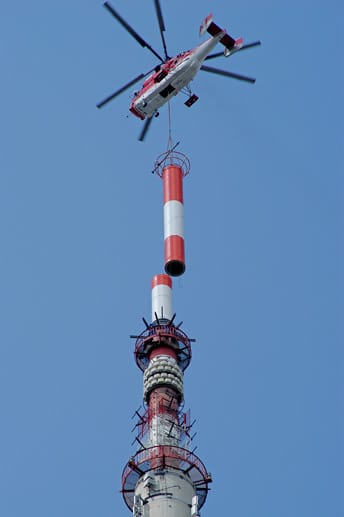 Es geht voran mit dem Digitalradio: Mit immer neuen Sendern – wie hier bei der Montage am Münchner Fernsehturm – verschwinden die weißen Flecken auf der Empfangslandkarte. Vor allem die Ballungsräume sind derzeit sehr gut versorgt, in ländlichen Gebieten kann es mit dem Radio der Zukunft aber noch etwas schwierig sein.
