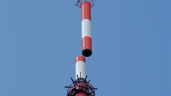 Es geht voran mit dem Digitalradio: Mit immer neuen Sendern – wie hier bei der Montage am Münchner Fernsehturm – verschwinden die weißen Flecken auf der Empfangslandkarte. Vor allem die Ballungsräume sind derzeit sehr gut versorgt, in ländlichen Gebieten kann es mit dem Radio der Zukunft aber noch etwas schwierig sein.