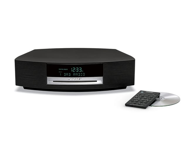 Das Home Audio System Wave III von Bose bietet einen Spitzenklang, einen CD-Player sowie einen Tuner für UKW, Mittelwelle und Digitalradio (DAB, DAB+, T-DMB). Mit dem Bluetooth-Modell lassen sich drahtlos auch Tracks aus dem Netz, vom Smartphone oder dem Tablet auf hohem Niveau hörbar machen. Es kostet um 800 Euro.