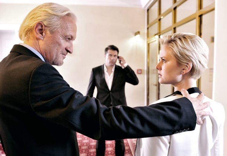 Ihr Glück wird jedoch jäh getrübt, als Alexas totgeglaubter Vater Vincent Berg (Bernd Reheuser, l.) vor der Tür steht.
