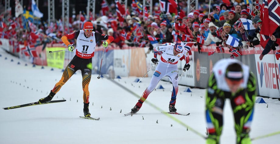 Die Entscheidung fällt im Zielsprint: Johannes Rydzek lässt den Norweger Magnus Moan knapp hinter sich und holt sich in der Kombination aus Großschanze und 10 km Langlauf die Bronzemedaille.