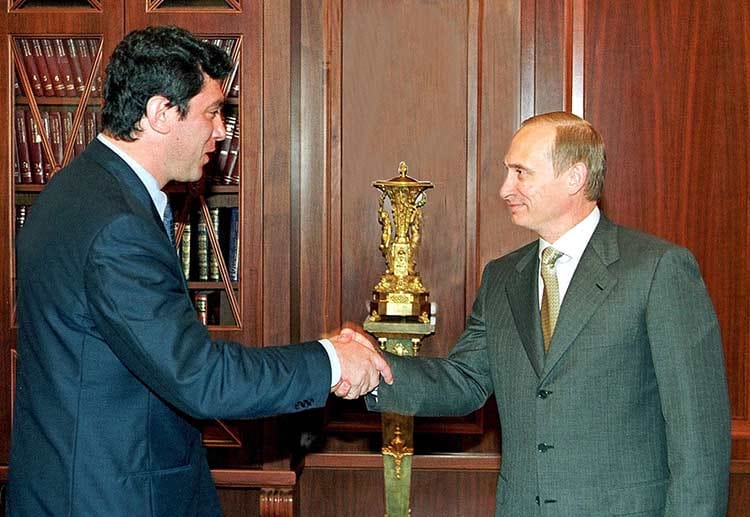 Nemzow war lange Zeit führende Kraft der Partei Union der rechten Kräfte. Als oppositioneller Duma-Abgeordneter schüttelte er im Jahr 2000 auch Präsident Wladimir Putin die Hand.