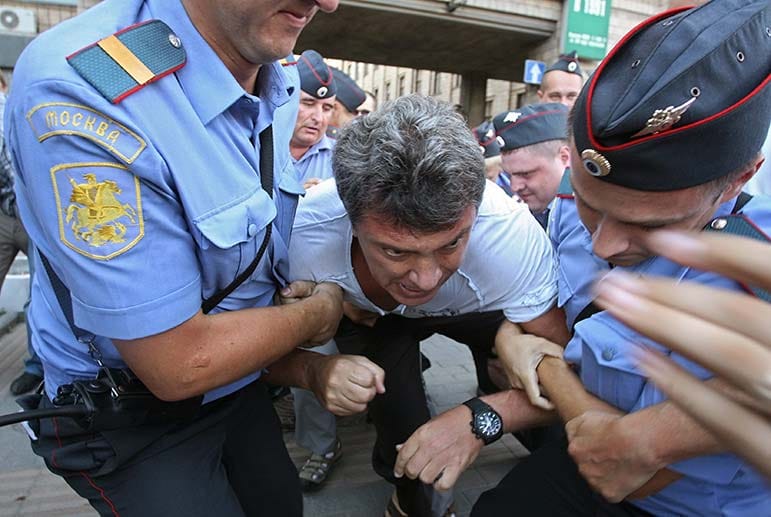 Später wurde Nemzow einer der prominentesten Putin-Gegner und handelte sich damit auch immer wieder Ärger ein. 2010 wurde er während einer Kundgebung festgenommen.