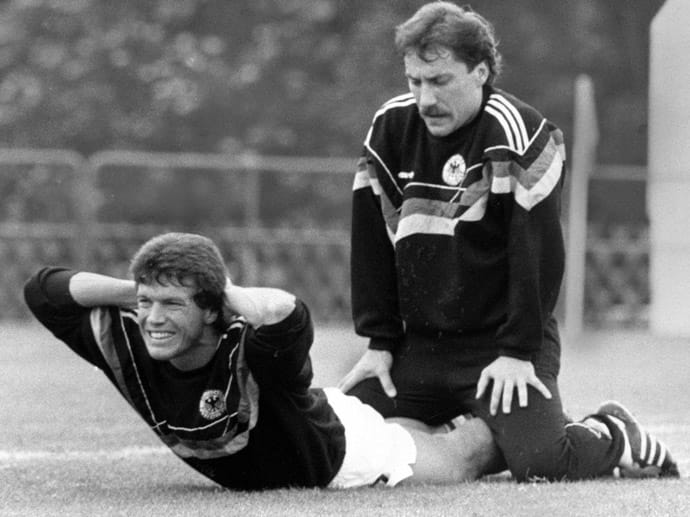 1986 läuft Wuttke, hier bei Lockerungsübungen mit Lothar Matthäus, erstmals als Nationalspieler auf. Insgesamt kommt er auf vier Einsätze im DFB-Dress, seinen größten Erfolg feiert das 1,72 Meter große Kraftpaket...