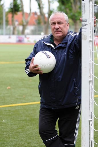 Dieses Bild zeigt Wolfram Wuttke im September 2011 auf seinem ersten Fußballplatz bei der SG Castrop. Am 1. März 2015 stirbt Wuttke im Alter von 53 Jahren.