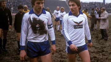 Wolfram Wuttke lernt in seinem Heimatort Castrop-Rauxel das Fußballspielen, wechselt im Alter von 15 Jahren zu Schalke 04. Kurz vor seinem 18. Geburtstag debütiert er am 6. Oktober 1979 in der Bundesliga. Dieses Bild zeigt Wuttke Anfang 1980 mit Schalke-Legende Klaus Fischer.