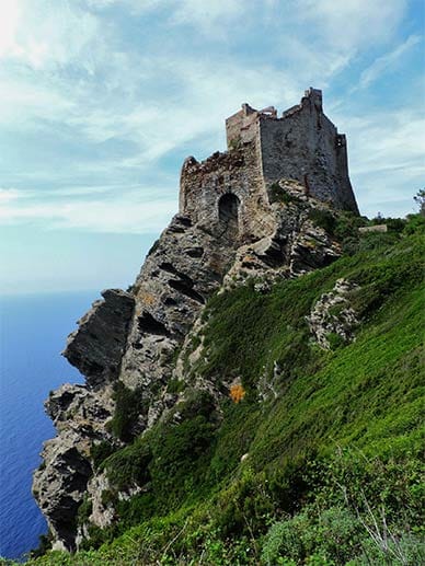 Die Festung Rocca Vecchia vermittelt die richtige Stimmung der Gefängnisinsel.