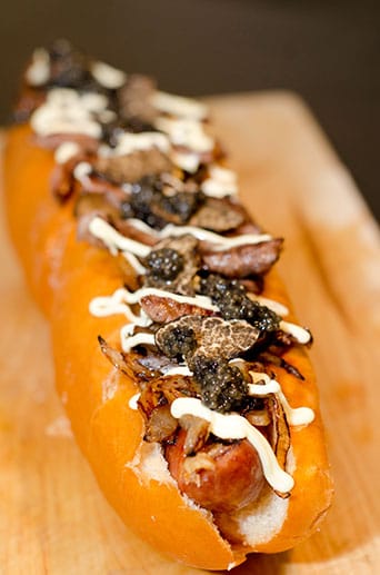 Ganz offiziell vom Guinness Buch der Rekorde als teuerster Hot Dog der Welt anerkannt, ist die "Juuni Ban". Umgerechnet rund 151 Euro kostet der Hot Dog der japanischen Food-Kette Tokyo Dog.