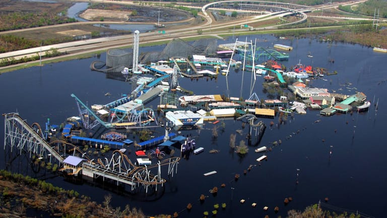 Auch in den USA gibt es einen brachliegenden Freizeitpark: Six Flags in New Orleans. 2005 verwüstete Hurrikan Katrina die Anlage. Der Schaden war zu groß - den Betreibern eine Reparatur zu teuer. Daher kündigten sie den Pachtvertrag mit der Stadt, ein neuer Pächter wird seitdem gesucht.