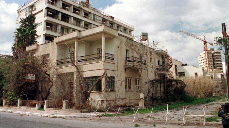 Varosha in Zypern war eigentlich eine (zugegeben nicht sehr ansehnliche) Hotelstadt. Seit der Teilung Zyperns (1974) gilt sie jedoch als Geisterstadt, da sie sich mitten im Grenzgebiet befindet.