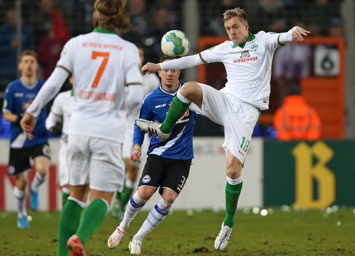 Felix Kroos (re.) tritt mit Werder Bremen auf der Alm in Bielefeld an.