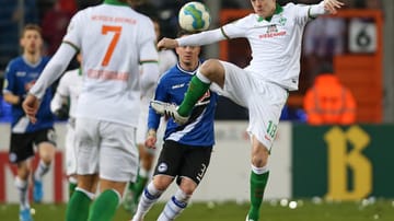 Felix Kroos (re.) tritt mit Werder Bremen auf der Alm in Bielefeld an.