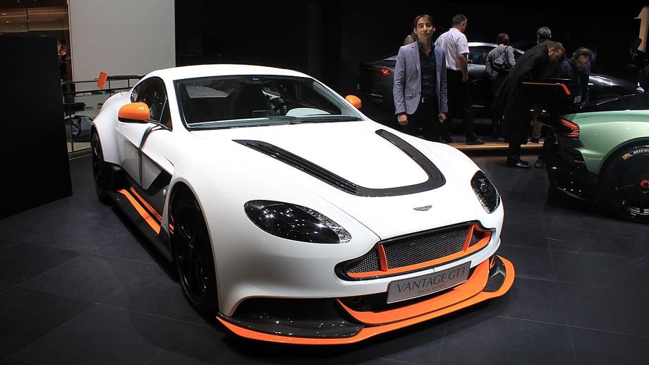 Ihm zur Seite steht der Aston Martin Vantage GT3 Special Edition. Der Straßenrennwagen fällt mit seiner riesigen Carbon-Theke am Heck auf und wiegt 100 Kilogramm weniger als die "normale" Straßenversion.