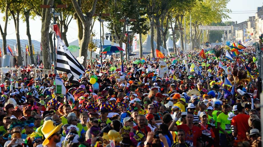 Start zum "Marathon du Médoc“: Kostüme sind angesagt beim Dauerlauf "mit allen Sinnen“. Bei diesem Rennen dürfen die Teilnehmer getrost genießen, eine Doping-Kontrolle findet nicht statt.