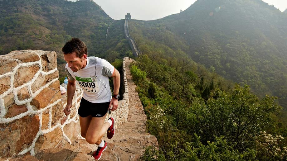 Beim "Great Wall Marathon" geht es oft über schmale Mauerabschnitte und über unzählige Stufen. Harte Regel: Wer nach sechs Stunden noch keine 32 Kilometer geschafft hat, ist raus.