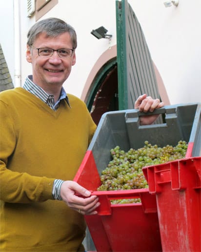Neu-Winzer Günther Jauch hält im Oktober 2011 auf seinem Weingut in Kanzem (Landkreis Trier-Saarburg) eine Bütte mit Weintrauben.
