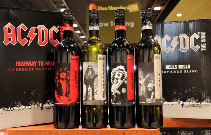 Noch einmal ein Blick auf die Kollektion von AC/DC. Ob dieser Wein Top-Qualität bietet? Man beachte den Schraubverschluss...