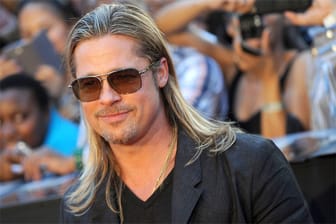 Gut kombinieren kann man den Drei-Tage-Bart mit längeren Haaren. Schauspieler Brad Pitt macht den Look vor.
