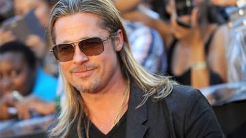Gut kombinieren kann man den Drei-Tage-Bart mit längeren Haaren. Schauspieler Brad Pitt macht den Look vor.
