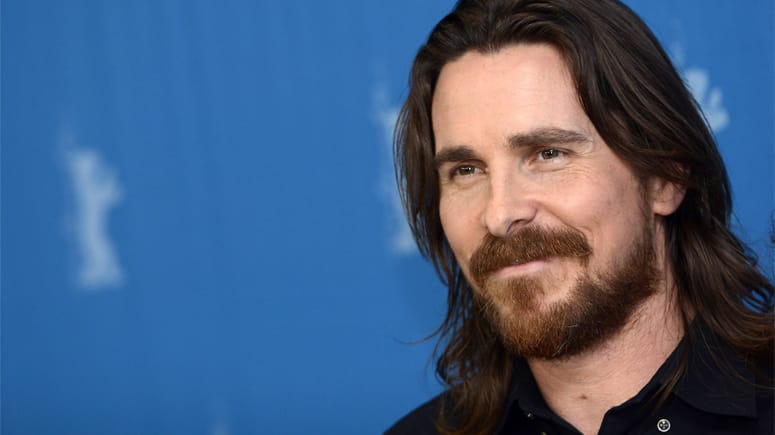 Selbst ein maskuliner Vollbart hat genauso wie ein filigraner Oberlippenbart seine volle Berechtigung. Der Bart sollte jedoch unbedingt zum Haar passen und gepflegt sein - wie hier bei Christian Bale.