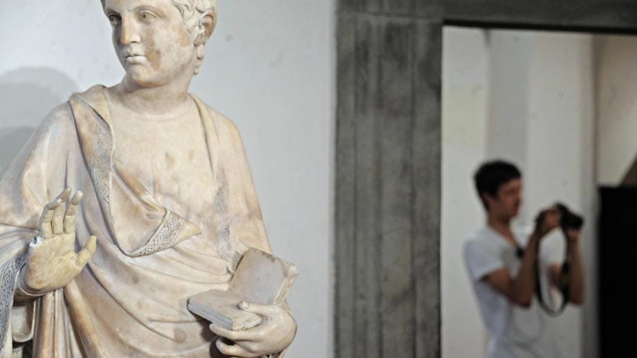 Als 2013 ein älterer US-Amerikaner das Dommuseum von Florenz besuchte, war die Hand schneller als das Gehirn. Und schon war der kleine Finger der 600 Jahre alten Madonna-Statue ab. Anscheinend wollte er der Skulptur High-Five geben.