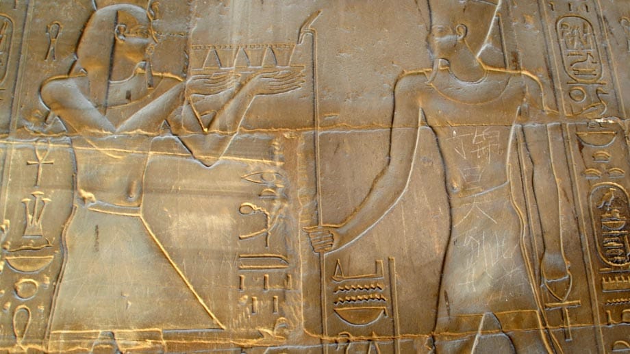 Teenager machen das gerne - ihren Namen in die Schulbank einritzen. Ein 14-jähriger Jugendlicher aus China war besonders frech und verewigte sich stattdessen in einem 3500 Jahre alten ägyptischen Tempel in Luxor - mit den Worten "Ding Jinhao war hier".