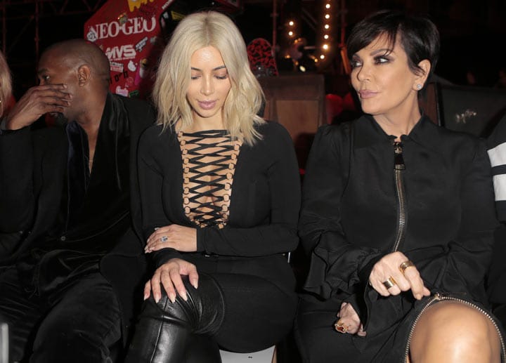 Geschnürt bei Givenchy: Kim Kardashian mit Ehemann und Mama bei der Pariser Fashion Week 2015.