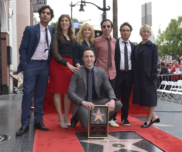 Jim Parsons zeigt seinen Hollywood-Stern im Kreise seiner "Big Bang"-Kollegen: Kunal Nayyar, Mayim Bialik, Melissa Rauch, Simon Helberg, Johnny Galecki, Kaley Cuoco-Sweeting (von links nach rechts).
