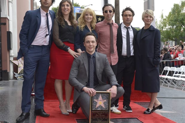 Jim Parsons zeigt seinen Hollywood-Stern im Kreise seiner "Big Bang"-Kollegen: Kunal Nayyar, Mayim Bialik, Melissa Rauch, Simon Helberg, Johnny Galecki, Kaley Cuoco-Sweeting (von links nach rechts).