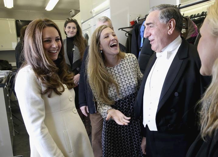 Auch den Kostümdesignern stattet Kate einen Besuch ab, die unter anderem für Jim Carters (Carson) Butler-Outfit zuständig sind.