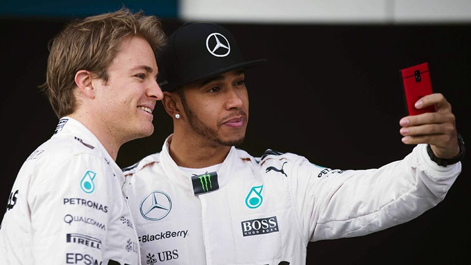 Begonnen hatte das Wochenende freundschaftlich zwischen den beiden Topfavoriten auf die Formel-1-Krone 2015. Nico Rosberg (li.) und Lewis Hamilton bei einem gemeinsamen Selfie.