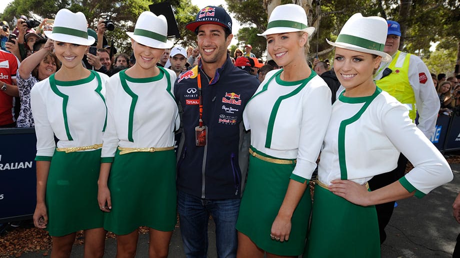 Einen Schnappschuss mit den Grid Girls lässt sich Daniel Ricciardo sich nicht nehmen.