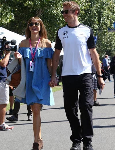In der Winterpause haben Jenson Button und Jessica Michibata geheiratet. Sie heißt jetzt Jessica Button.
