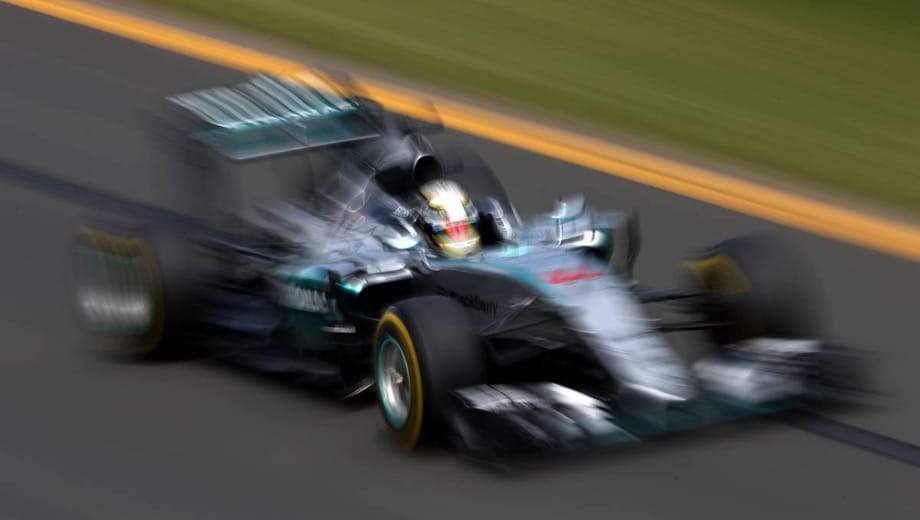 Teamkollege Lewis Hamilton fährt dagegen weltmeisterlich: Er ist fast eine Sekunde schneller als Rosberg und sichert sich die Bestzeit spielend leicht.