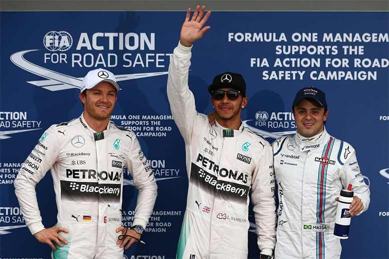 Das Bild der schnellsten Drei nach dem Qualifying spricht Bände. Lewis Hamilton (Mitte) jubelt souverän, Nico Rosberg (li.) steht abseits und versucht den Frust zu überspielen.